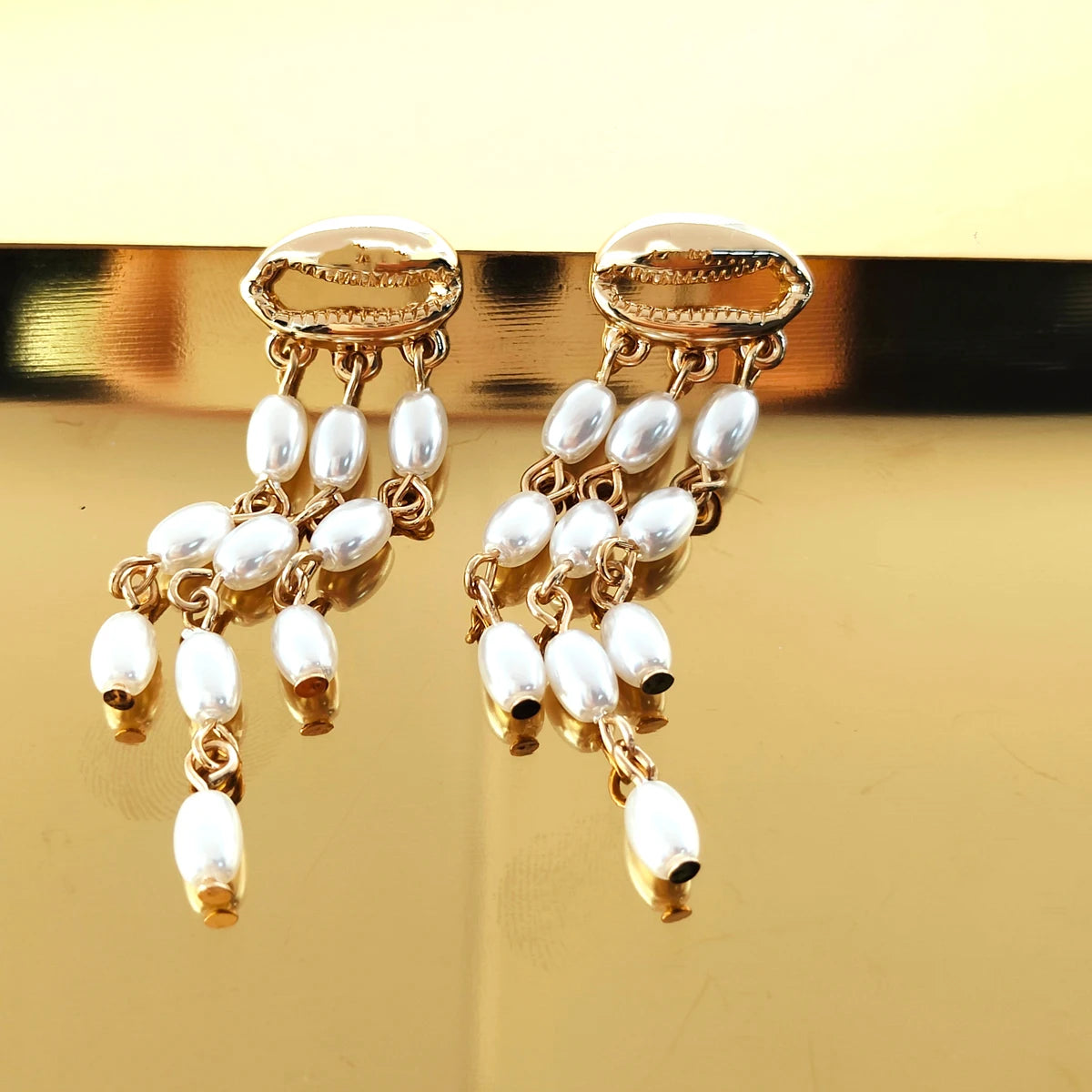 2026 New Design Jewelry Crab Claw Shape Tassel Pearl Chain Gold Plated Stud Earrings for Women