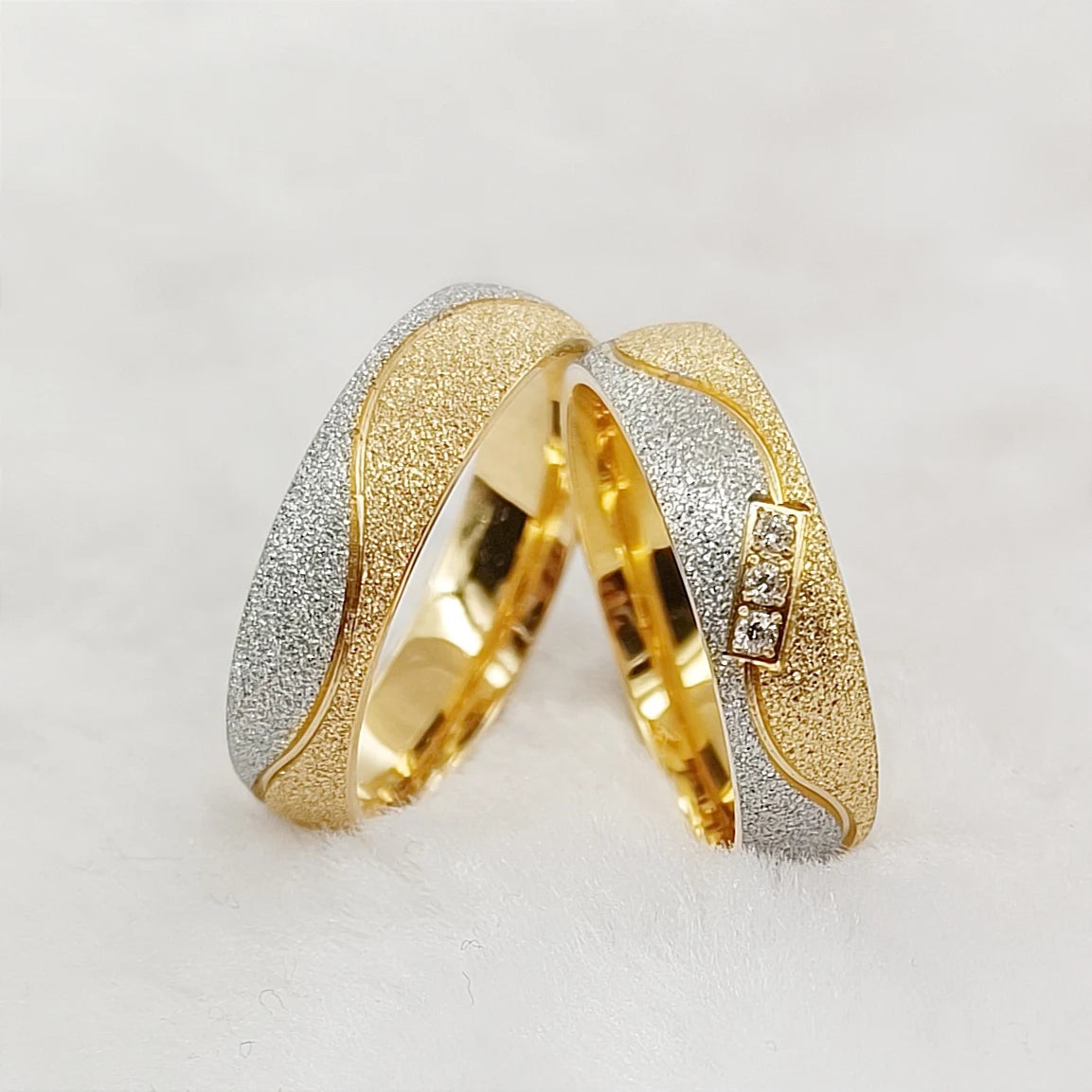 1 Pair Western Frosted 18k Gold Plated 316l Surgical Steel Engagement Wedding Rings Couple for Men and Women Costume Jewelry