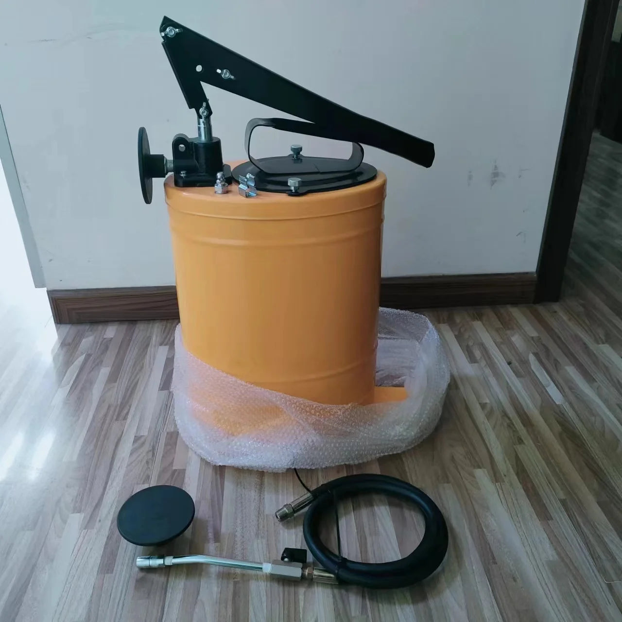 20L High Pressure Hand Operate Grease Oil Bucket Grease Lubrication Pump Manual White Color