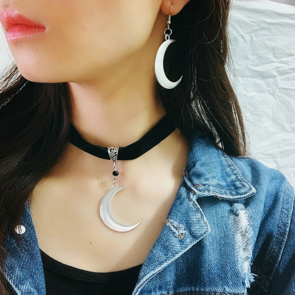 Gothic Velvet Chocker Collar Necklace Moon Crescent Pendant for Women Platinum Plated Zinc Alloy Silver Color Occult Dark Gift