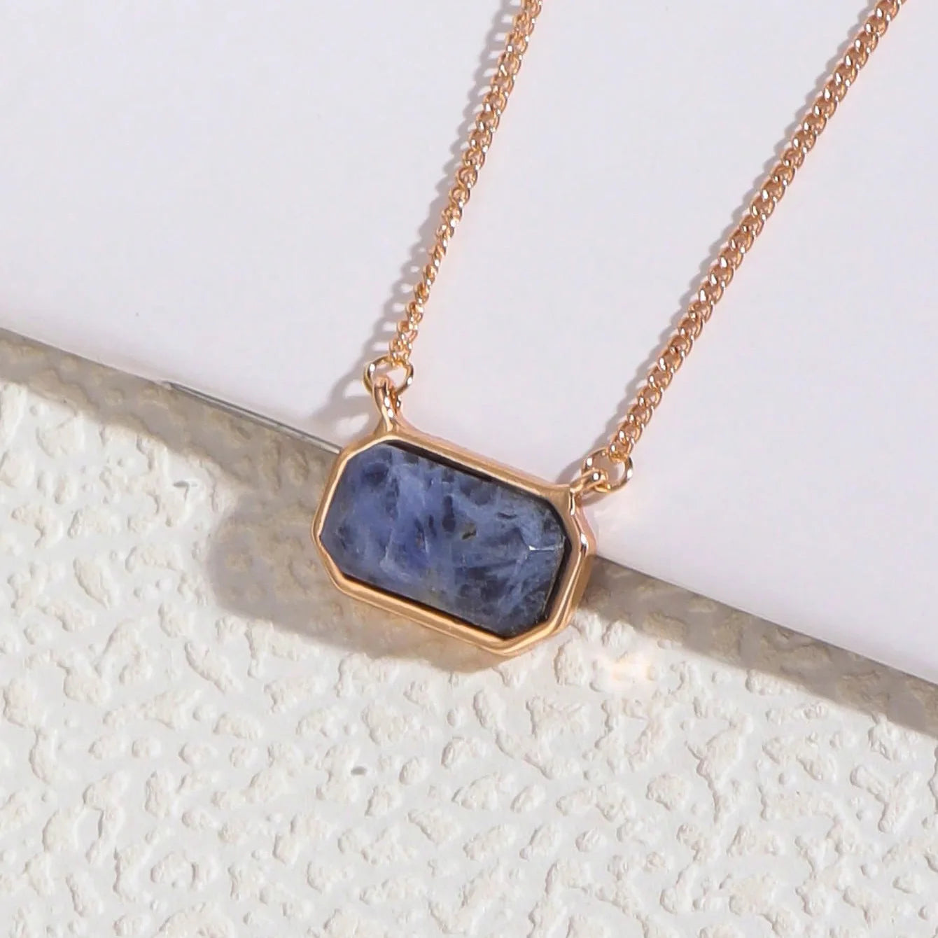 Trendy Natural Stone Tiger Eye Pendant Necklace Transparent Quartz Amethyst Hexagonal Gemstone Alloy Main Healing Stone Necklace