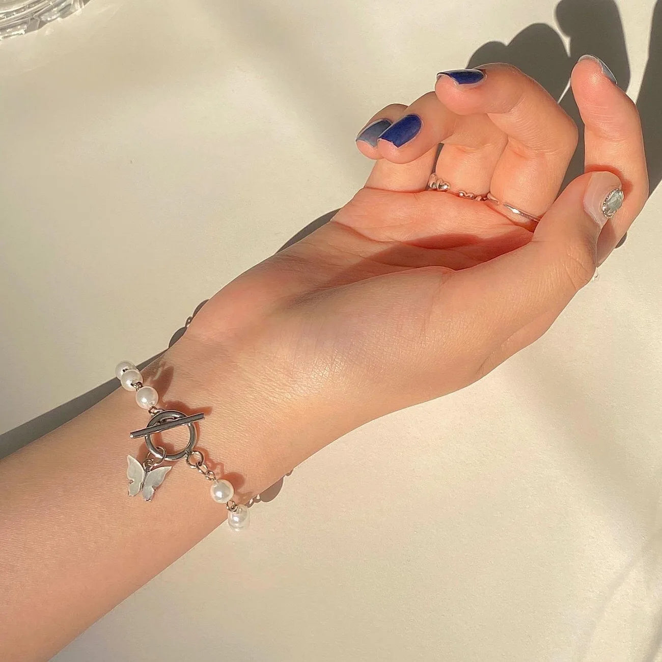 Female Retro Bracelet with Fashion Butterfly Pendant Pearl Classic Style Chain for Wedding Anniversary Gift Stranded Chain Type