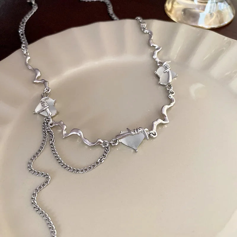 Punk Style Resin Heart Knot Trendy Alloy Irregular Necklaces for Y2K Girls Cool Hip Hop Clavicle Chain for Party or Gift