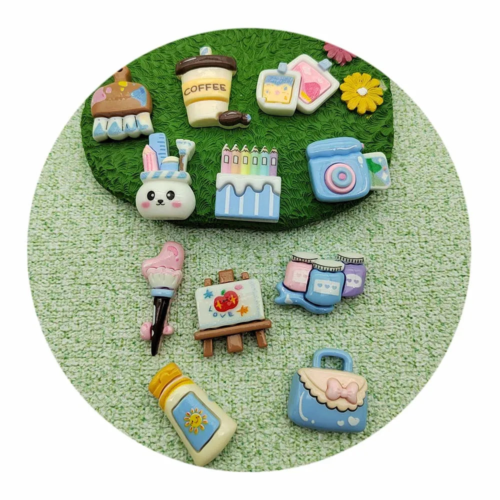 Bulk 100Pcs Assorted Mini Doll House Toys Mixed Coffee Cup Camera Handbag Drawing Board Flatback Cabochon for Scrapbooking Decor