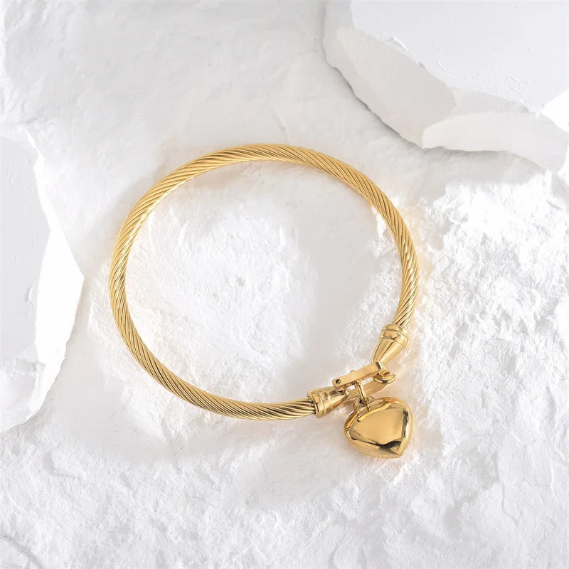 Wholesale 18K Gold Plated Stainless Steel Heart Pendant Bracelet Twisted Cable Wire Clasp Bangle Bracelet for Women and Girls