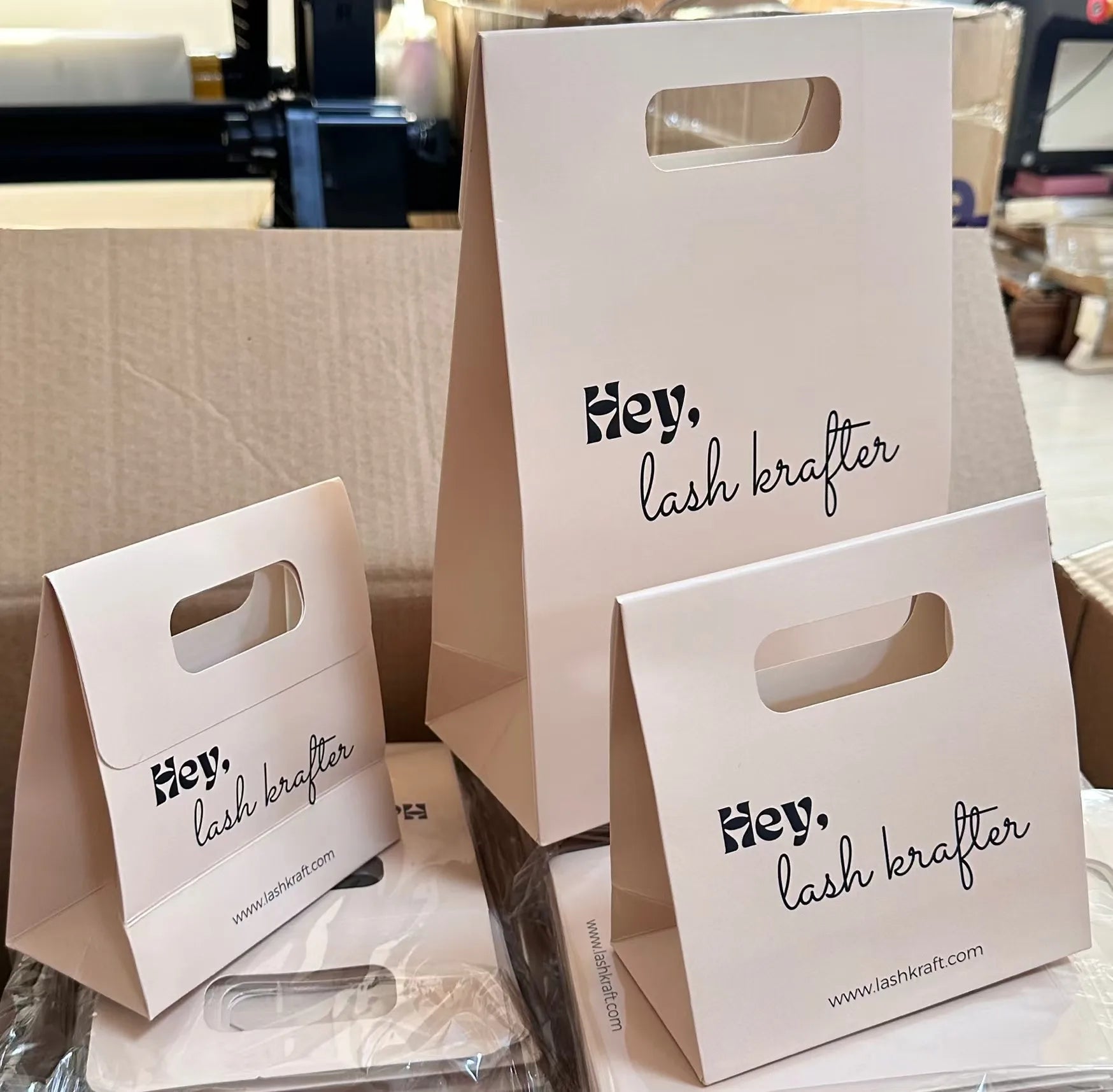2025Luxury Gift Packaging Christmas Kraft Shopping Tote Fashion Paper Bags China Factory Custom Logo Printing Paper Bag