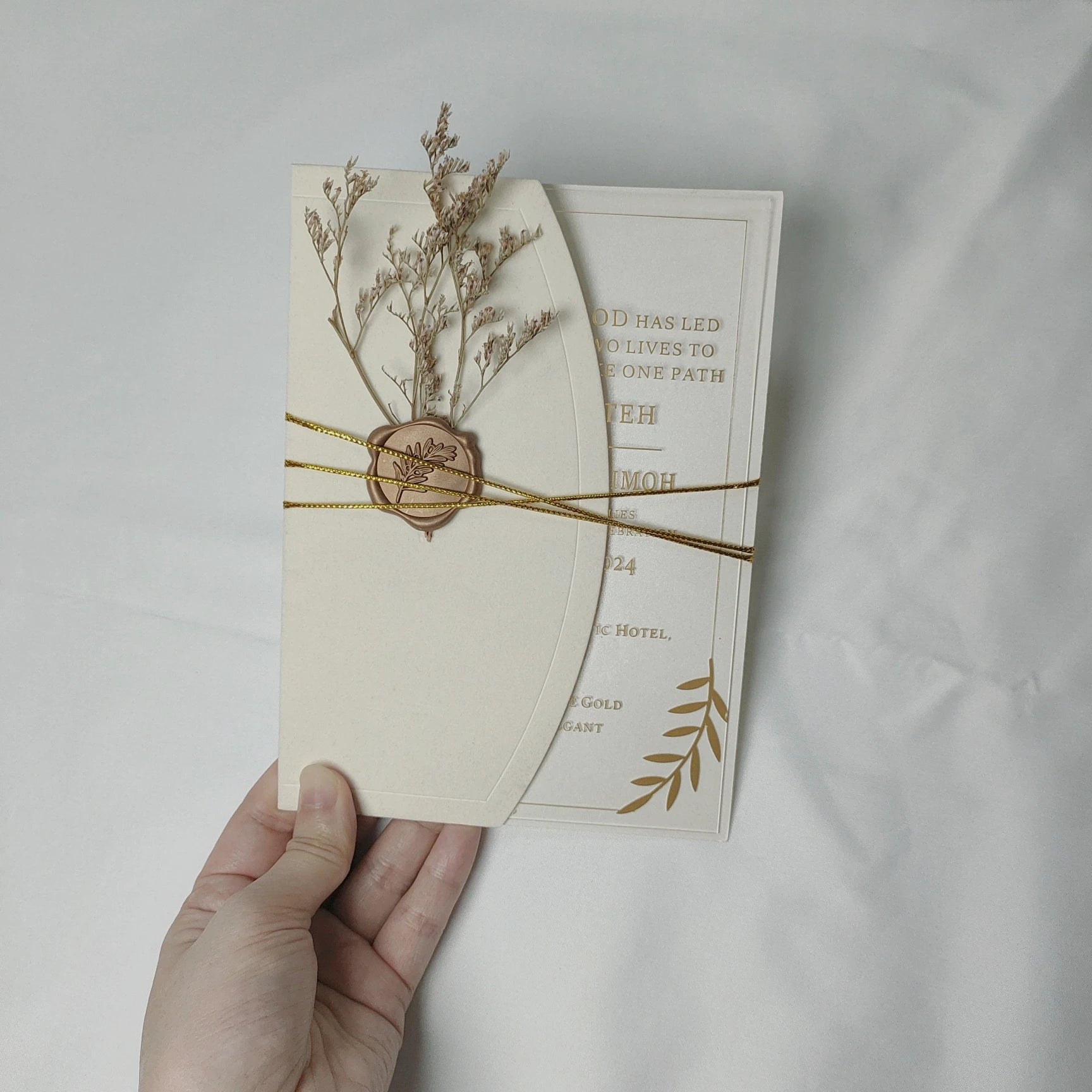 Custom Beige Luxury butterfly Quinceanera Gold Foil Acrylic Wedding Invitation Card Mariage Velvet Envelope Rose Flower