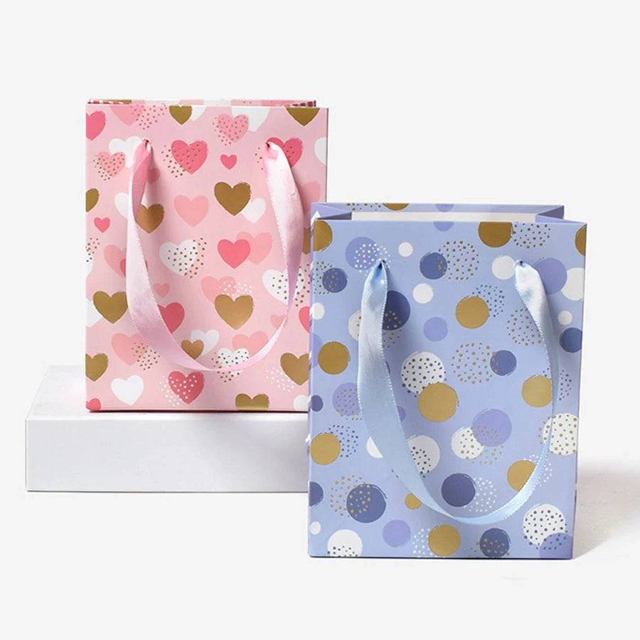 Small Size Korean Style Hot Stamping Gold Cardboard Bag With Heart Shaped Pattern for Jewelry