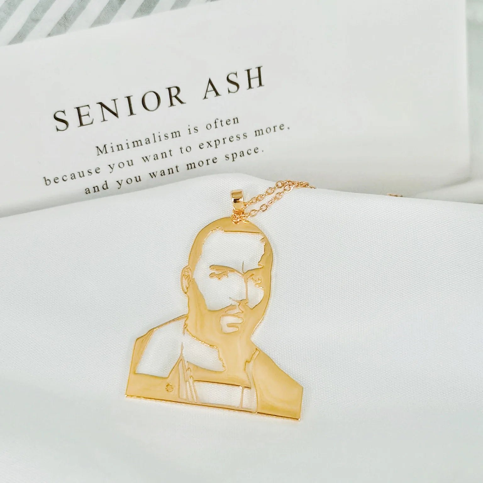 Qiuhan OEM/ODM Personalized Carved Image Pendant Necklace Custom Photo Necklace