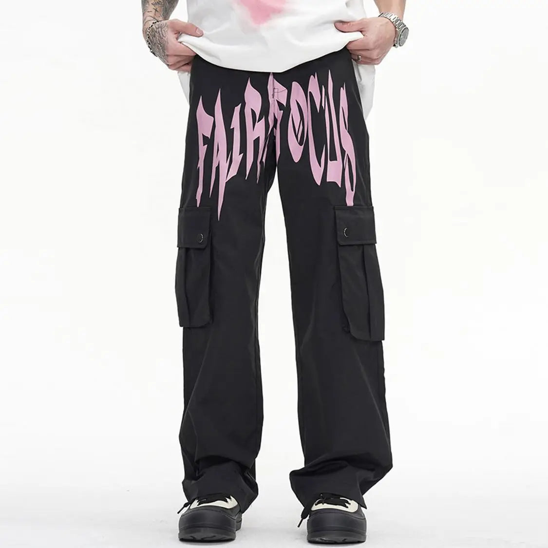 OEM Custom Fashion Streetwear Men's Cargo Pants Straight Pattern Plain Black Polyester Baggy with Side Pockets for Outdoor Use