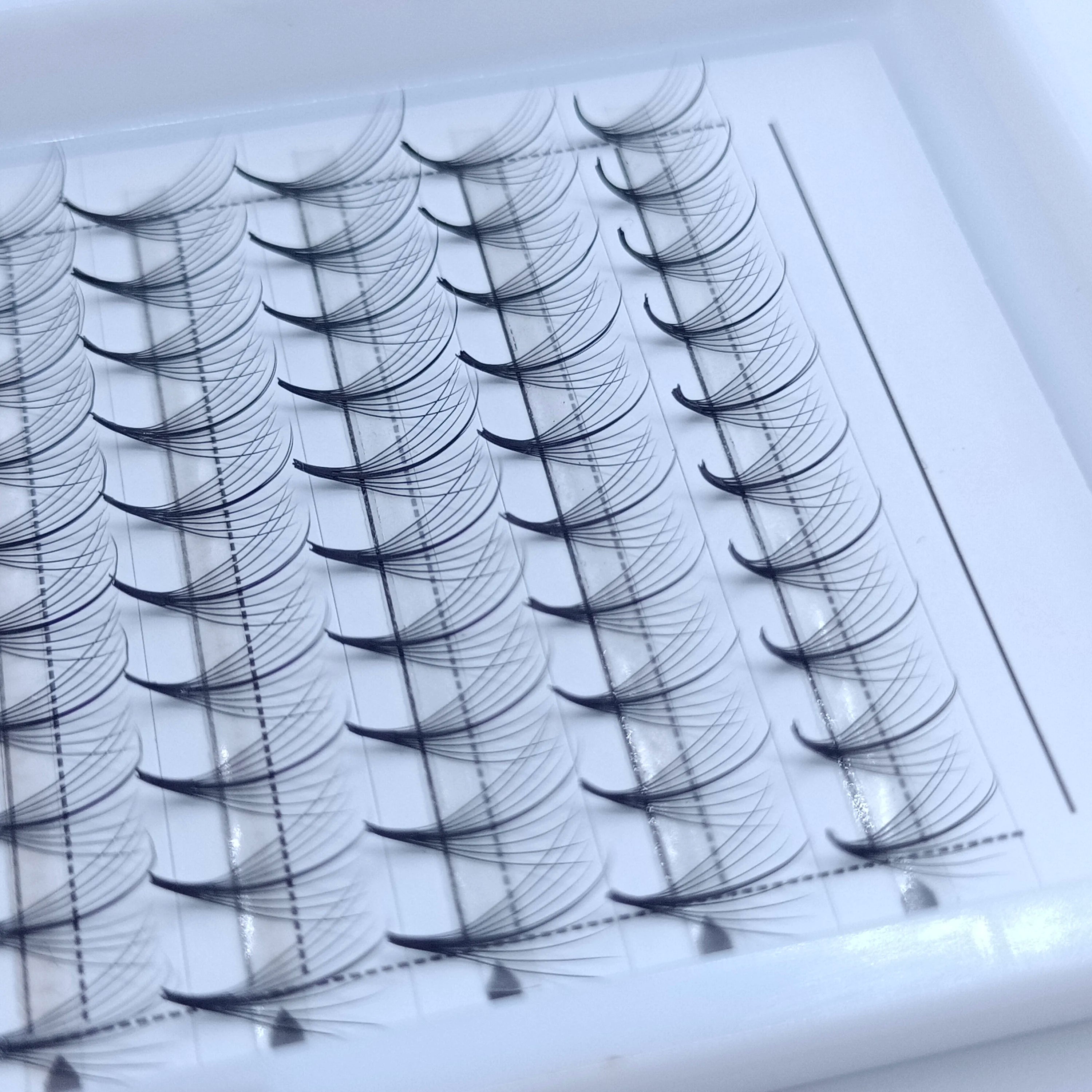 Hot Selling  Premade Fan Spike Eyelash Extension Wispy 5D 7D 9D  Premade Fans Eyelashes 0.05mm