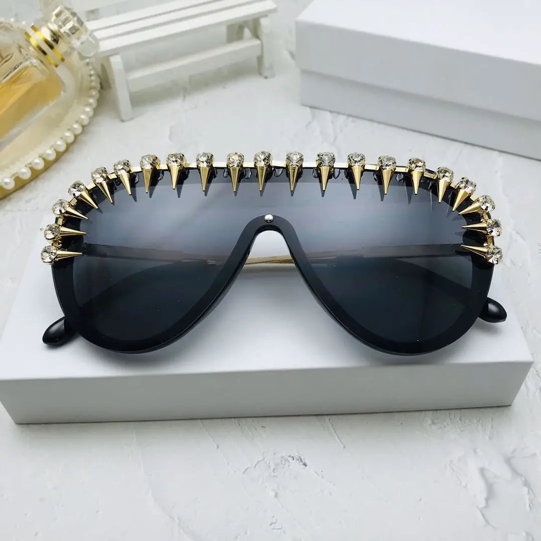 New Fashion Sun Shades Punk Rivet Rhinestone Diamond Sunglasses Luxury Oversized Party Sun Glasses Women