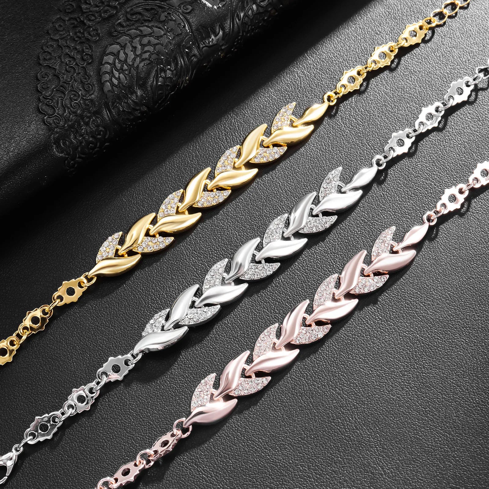 Women's Elegant 18K Gold-Plated Leaf Bracelet Fashionable Zinc Alloy Jewelry Popular Accessory for Personalized Design Gift