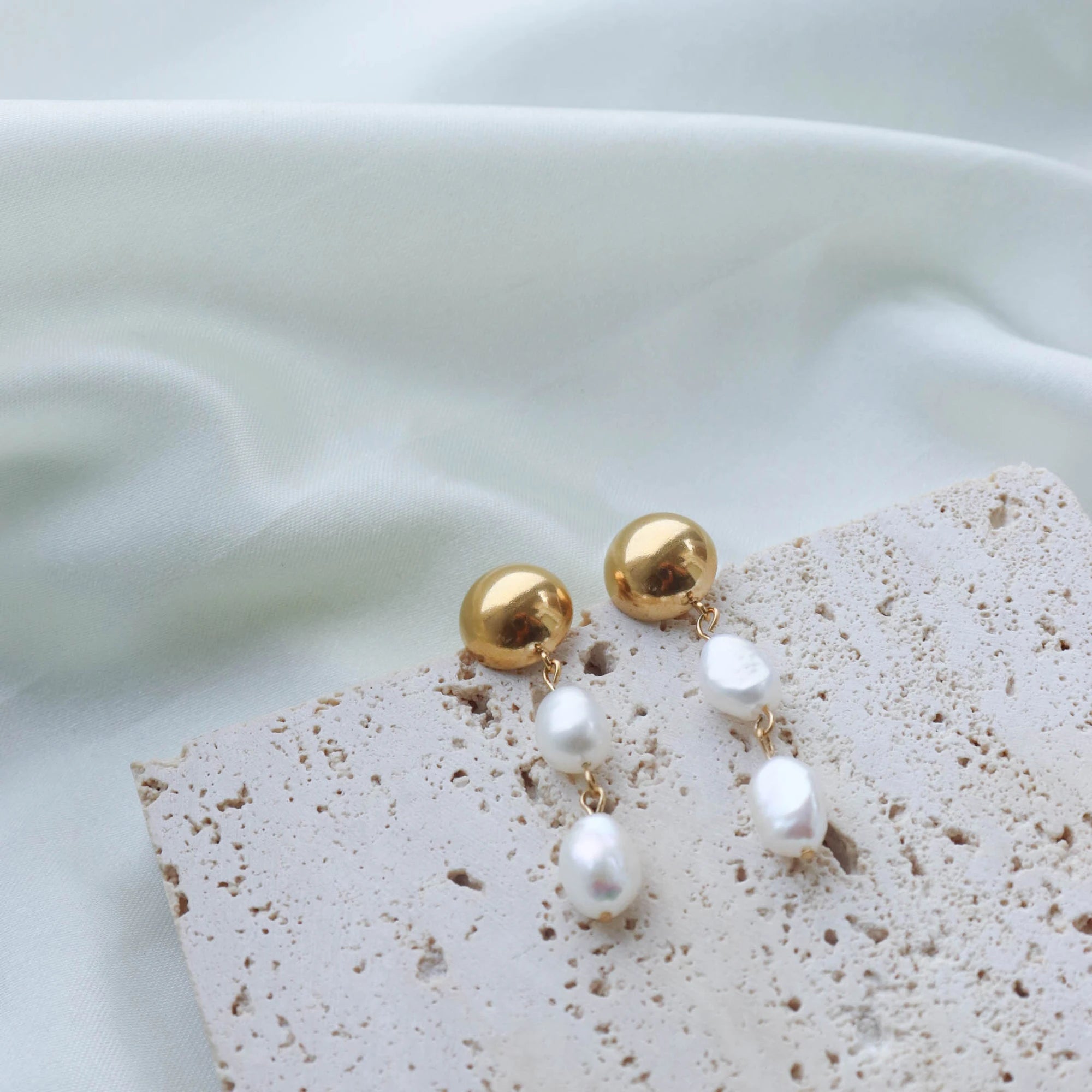 Chris April Fashion in Stock 316L Stainless Steel PVD Gold Plated Minimalist Half Ball Drop Earring with Freshwater Pearl
