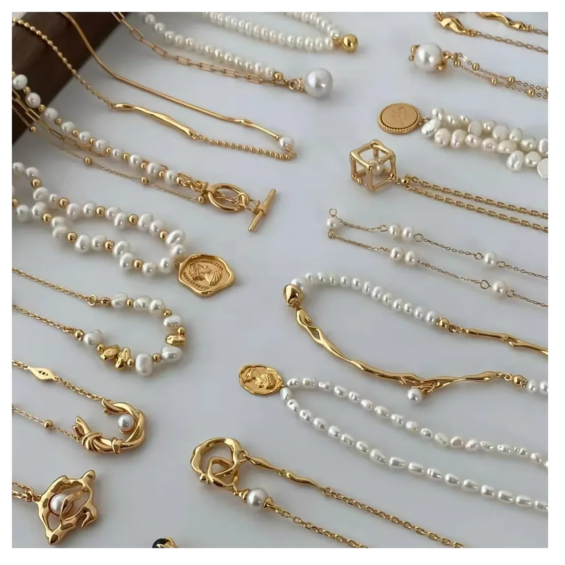 2025 New DS Fashion Vintage Pearl Pendant Light Luxury Niche Gold Chain Choker Design Sense Necklace for Women Jewelry