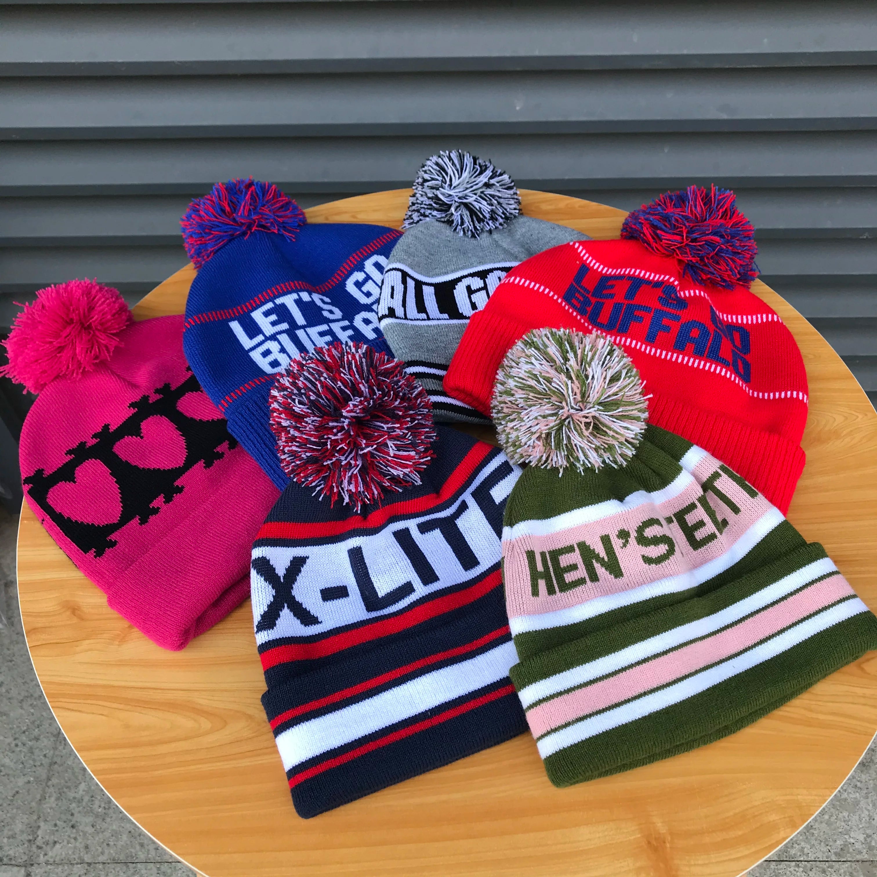Wholesale Custom Beanie OEM Embroidery Logo 100% Acrylic Pom Pom Knitted Fashion Hat Custom Winter Hat