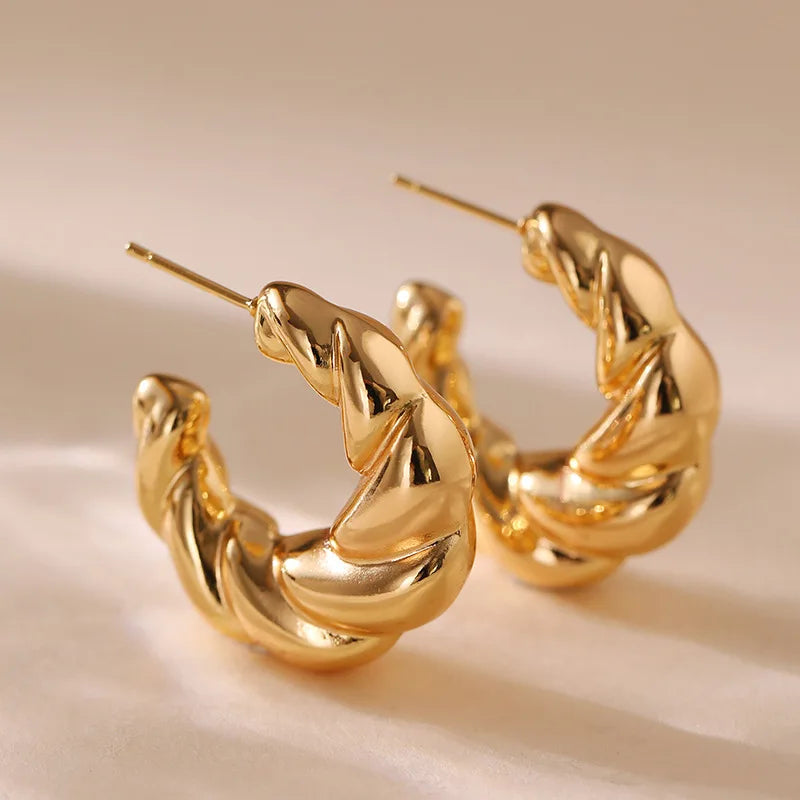 Trendy 18K Gold Plated Brass Jewelry Women's PVD Fashion Stud Earrings with Simple Twisted Horn Hoop & Bezel Setting