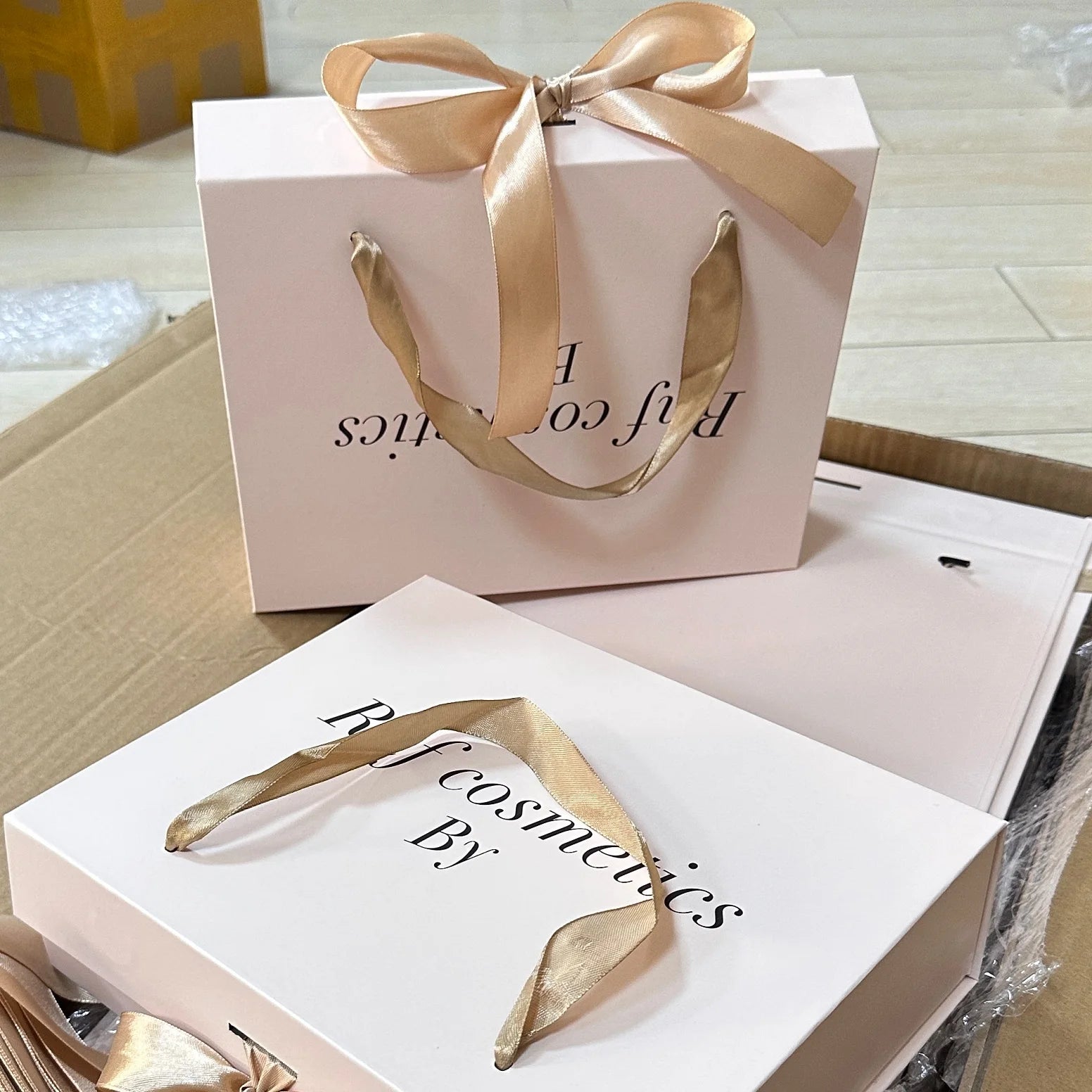 Wholesale Custom Luxury Paper Magnet Folding Magnetic Gift Box Garment Apparel Clothing Packaging Box
