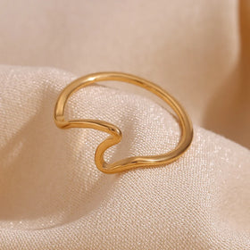 Dreamshow Minimalist Water Wave Stacking Ring 18k Gold Plated Signet Ring Stainless Steel Engagement Rings for Women