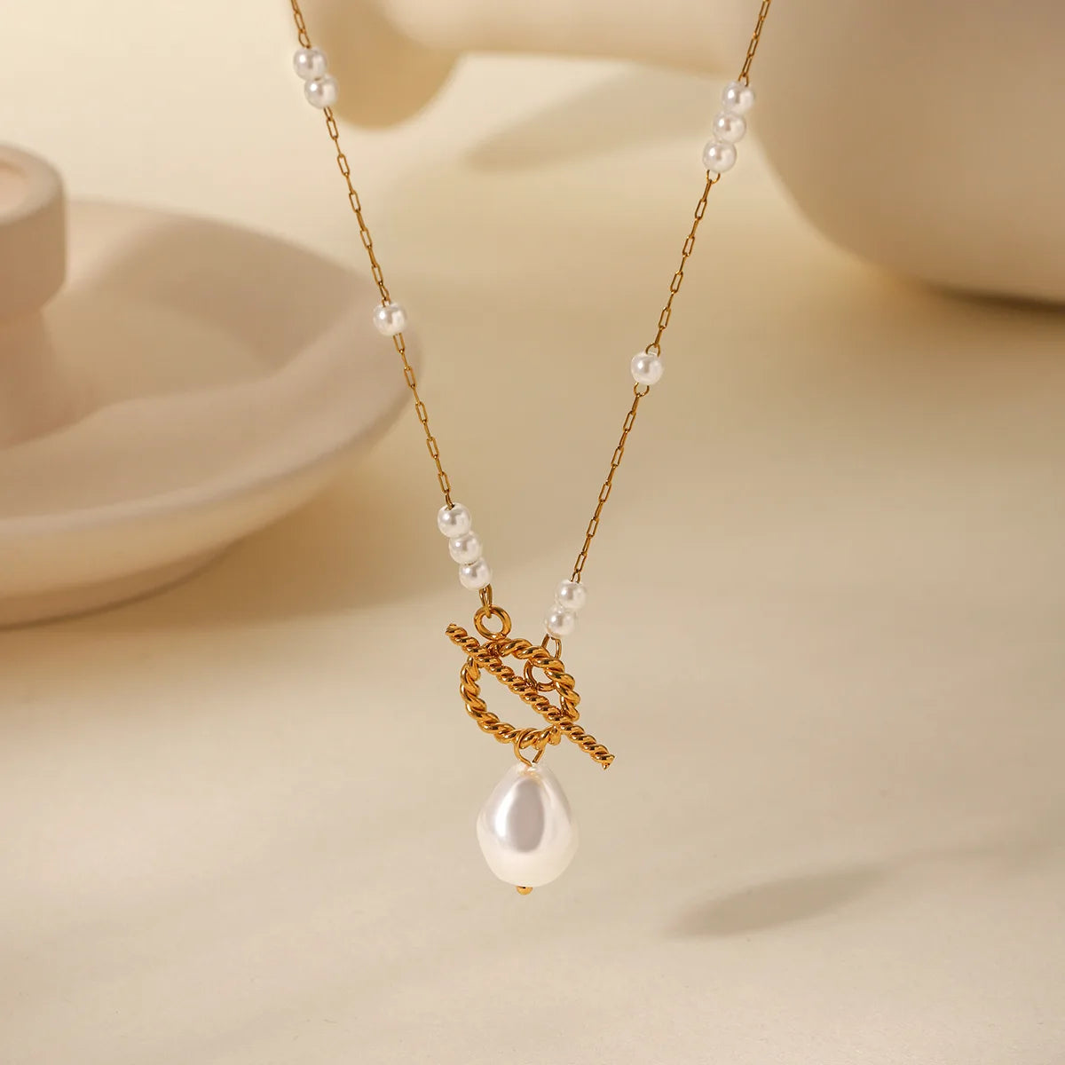 New Design 18K Gold Plated Stainless Steel OT Clasp Imitation Pearl Pendant Necklace for Girls