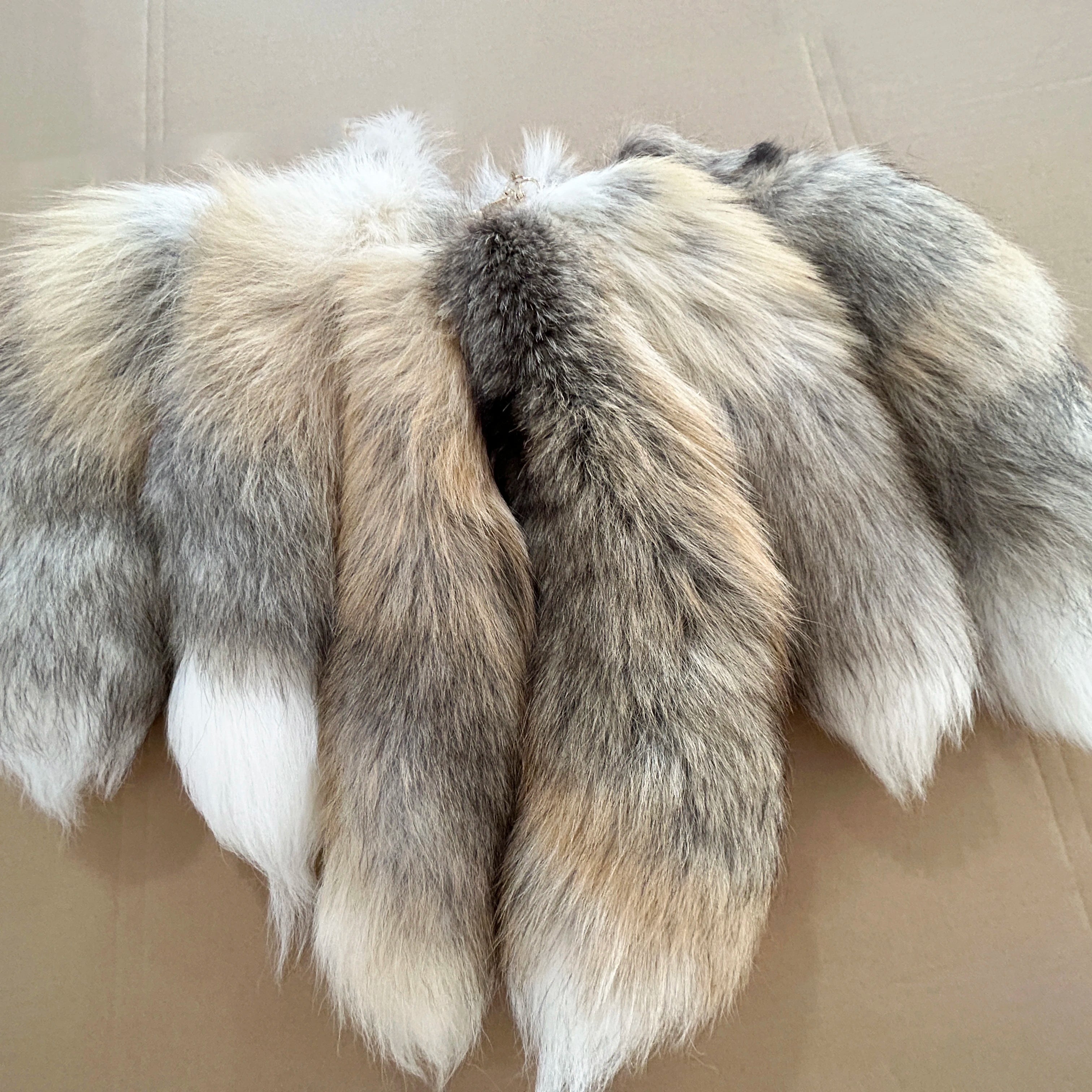 Fashion Real Fox Fur Tail Keychain Large Fluffy Animal Fur Tail Pendant for Cosplay Handbag Decoration Key Ring Gift