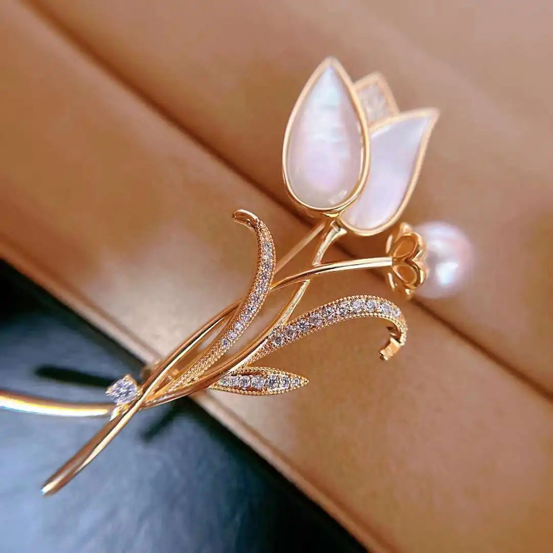 High-End  Gold Plated 9-10mm Freshwater Pearl Brooch Golden Tulip Shell Inlay Exquisite Brooch for Engagement Party Gift