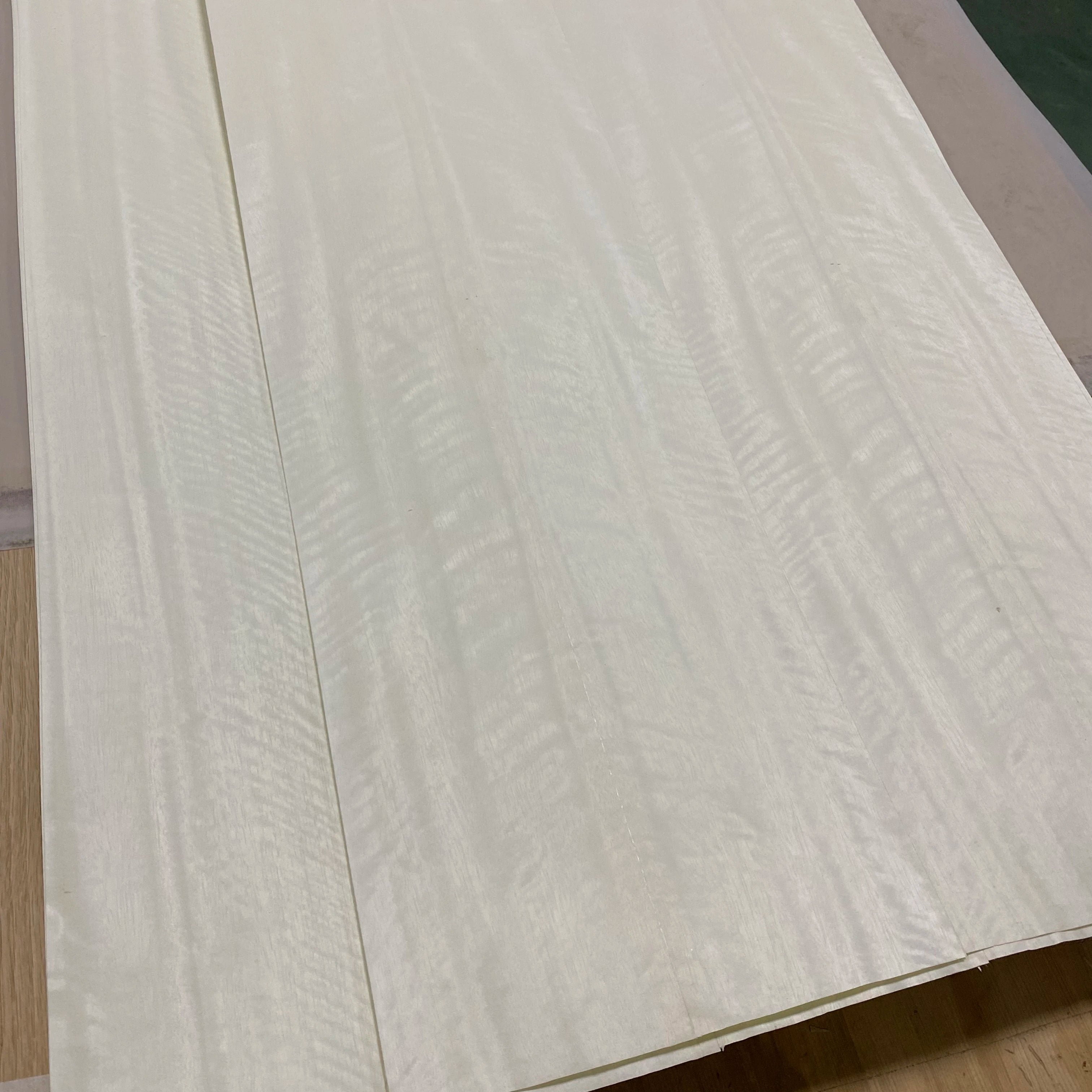 Factory Direct Sale Natural Dyed Maple Figured Wood Veneer Book Match Press to Plywood