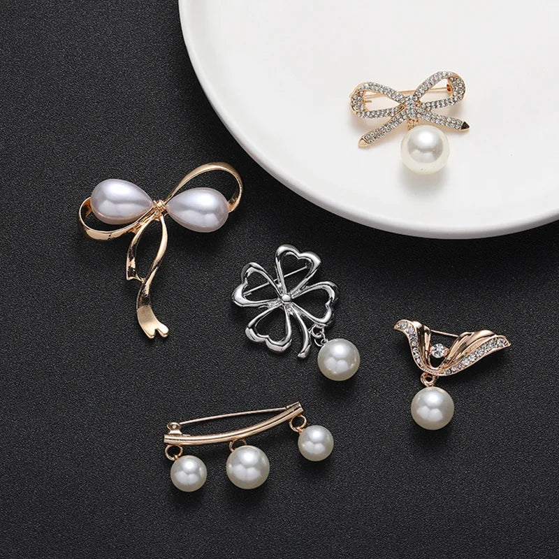 New Brooch Korean Fashion Metal Flower Bulk Rhinestone Pearl Pin Designer Ladies Brooch