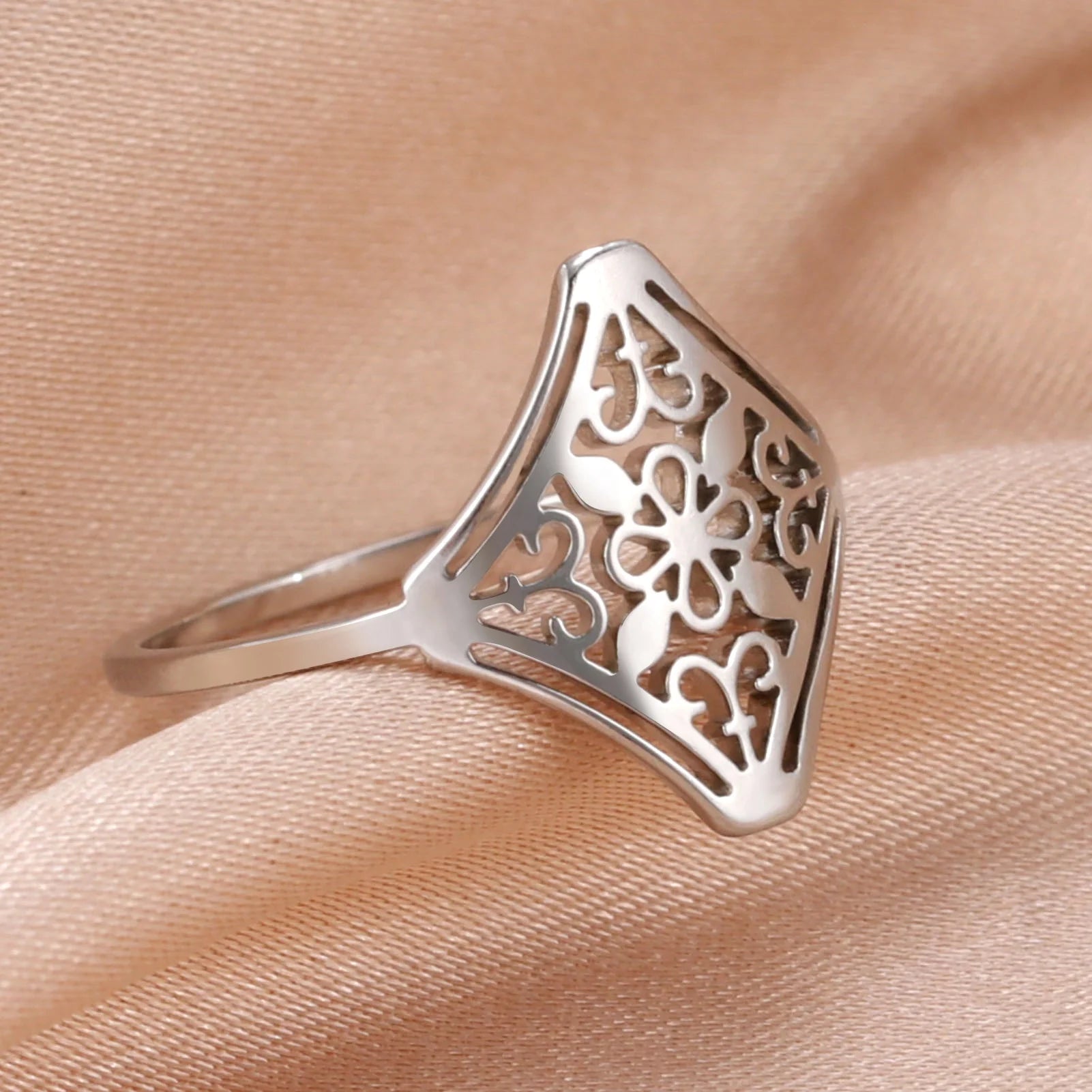 Vintage Filigree Flower Ring Elegant Stainless Steel Rings Wedding Band Jewelry Valentine's Day Mother's Day Gift