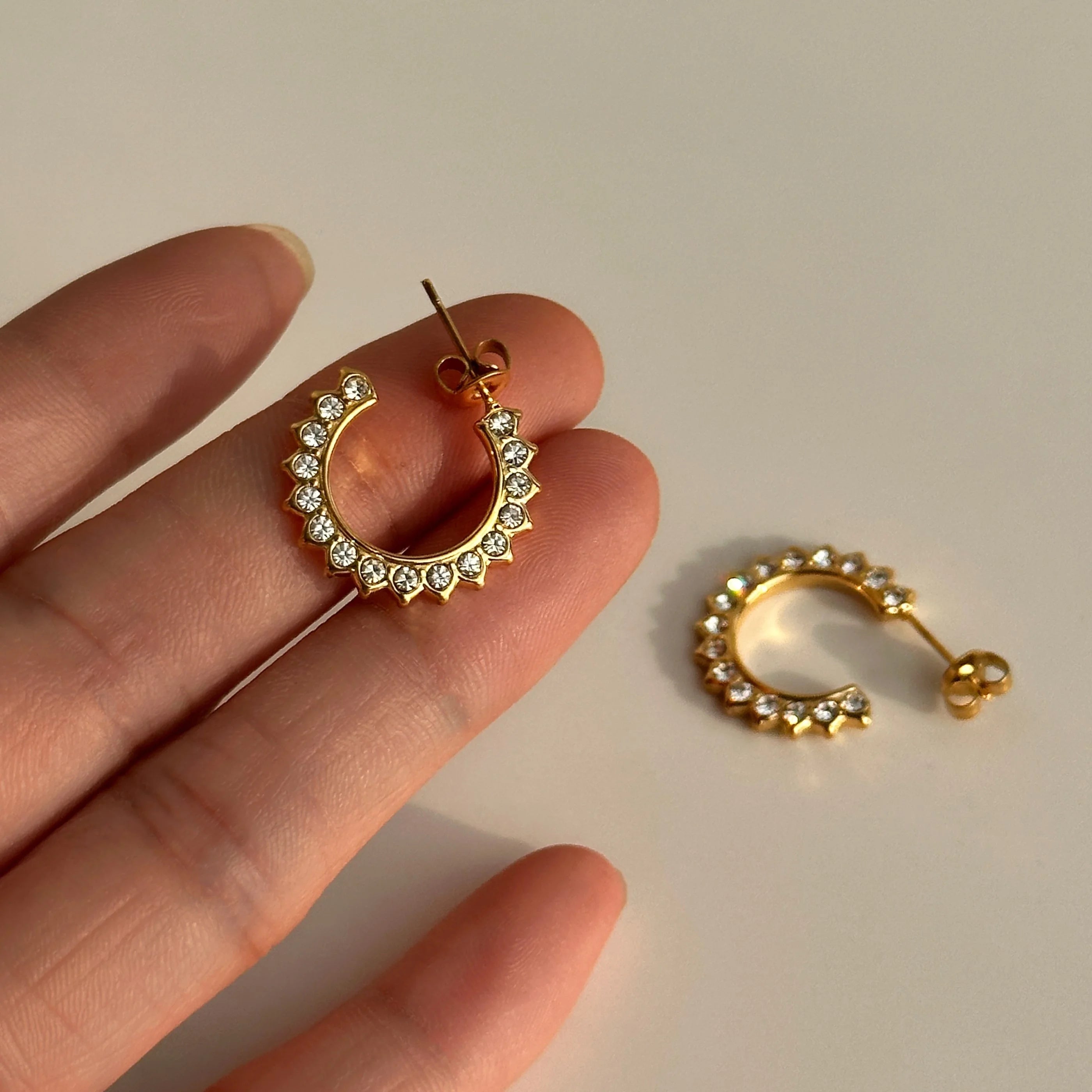 2024 Dazan New 18k Gold Plated Unique Hypoallergenic Stainless Steel Polished Vintage 5a Zircon Iced Out Sunflower Earrings
