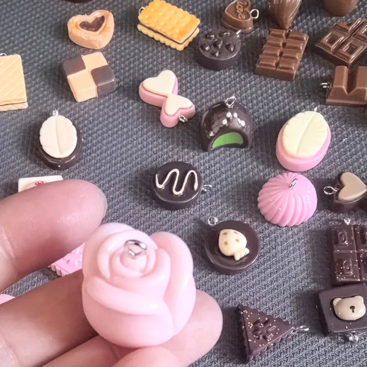 Flatback Cabochon Cookie Chocolate with Hook Korean Accessories Luxury Charms for Bracelets Wholesale Bulk Miniature Resin Food
