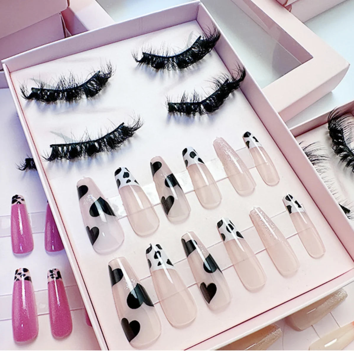 New Design Private Label Christmas Faux Mink Eyelashes and Nails Kit 24pcs Press on Nails and 2pairs Eyelashes Set