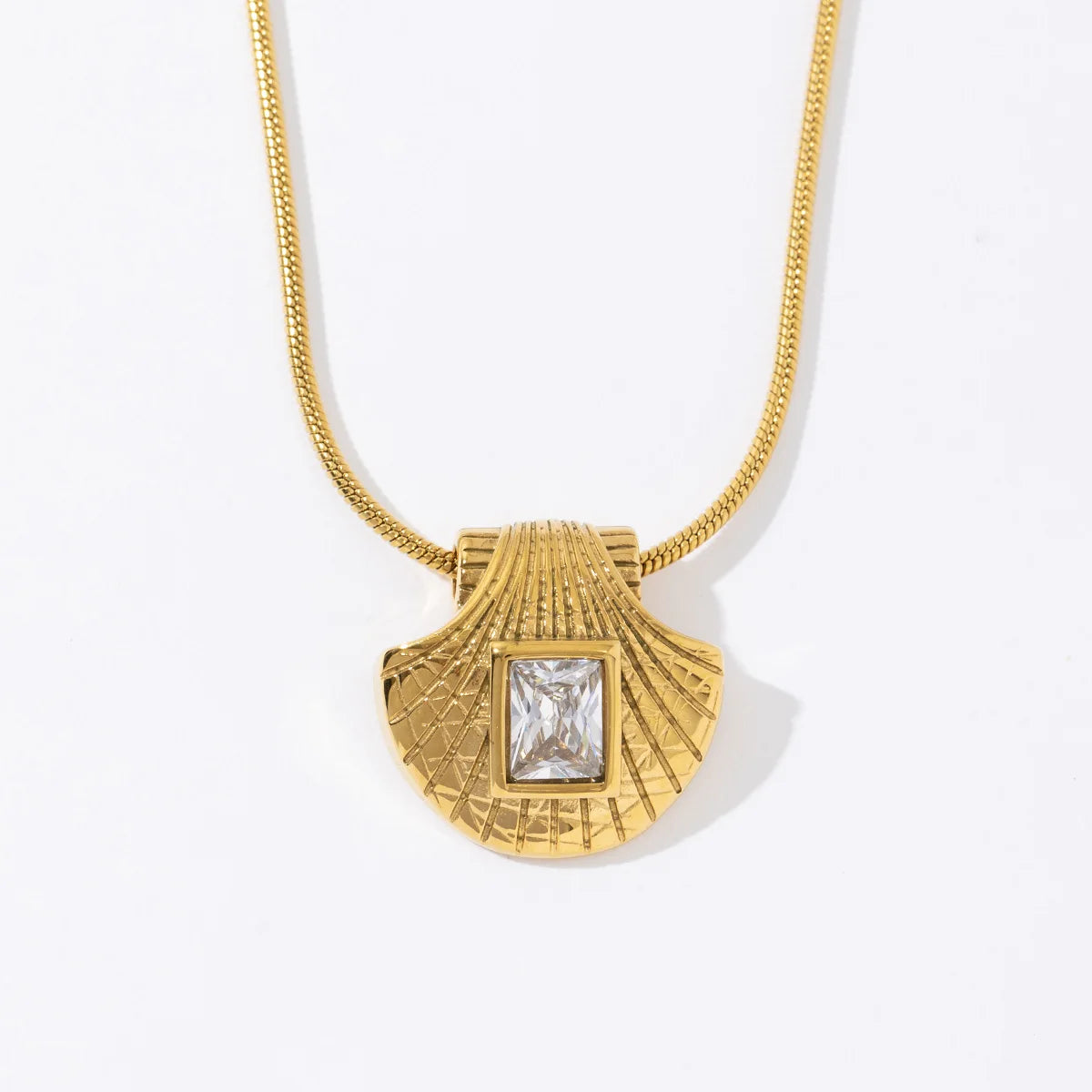 Trendy Personality Waterproof 18k Gold Plated Stainless Steel Shell Zircon Pendant Necklace
