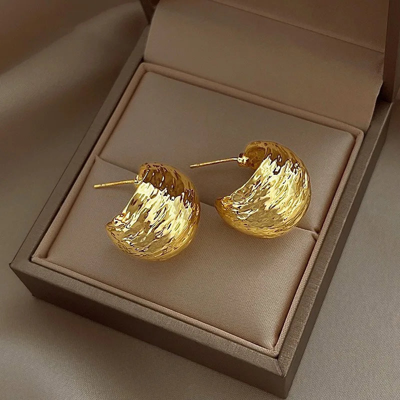 2026 Luxury Geometric Simple Metal Pleated CC Earrings Vintage Minimalist Trendy Jewelry Gift For Ladies C Shape Hoop Earrings