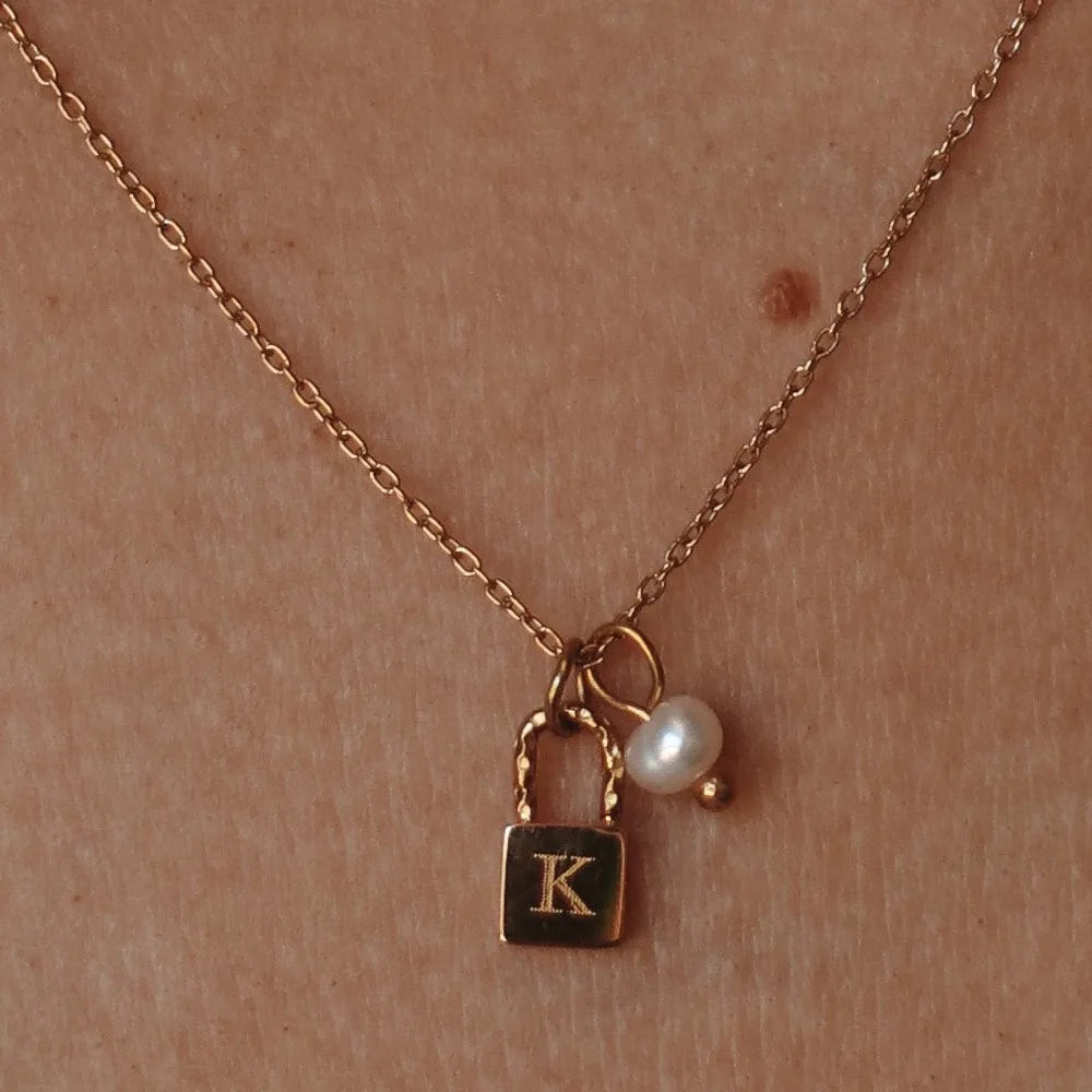 18k Gold Plated Small Lock Alphabet Letter Pendant Necklace No Fade Stainless Steel Pearl Zodiac Sign Women Necklace Jewelry
