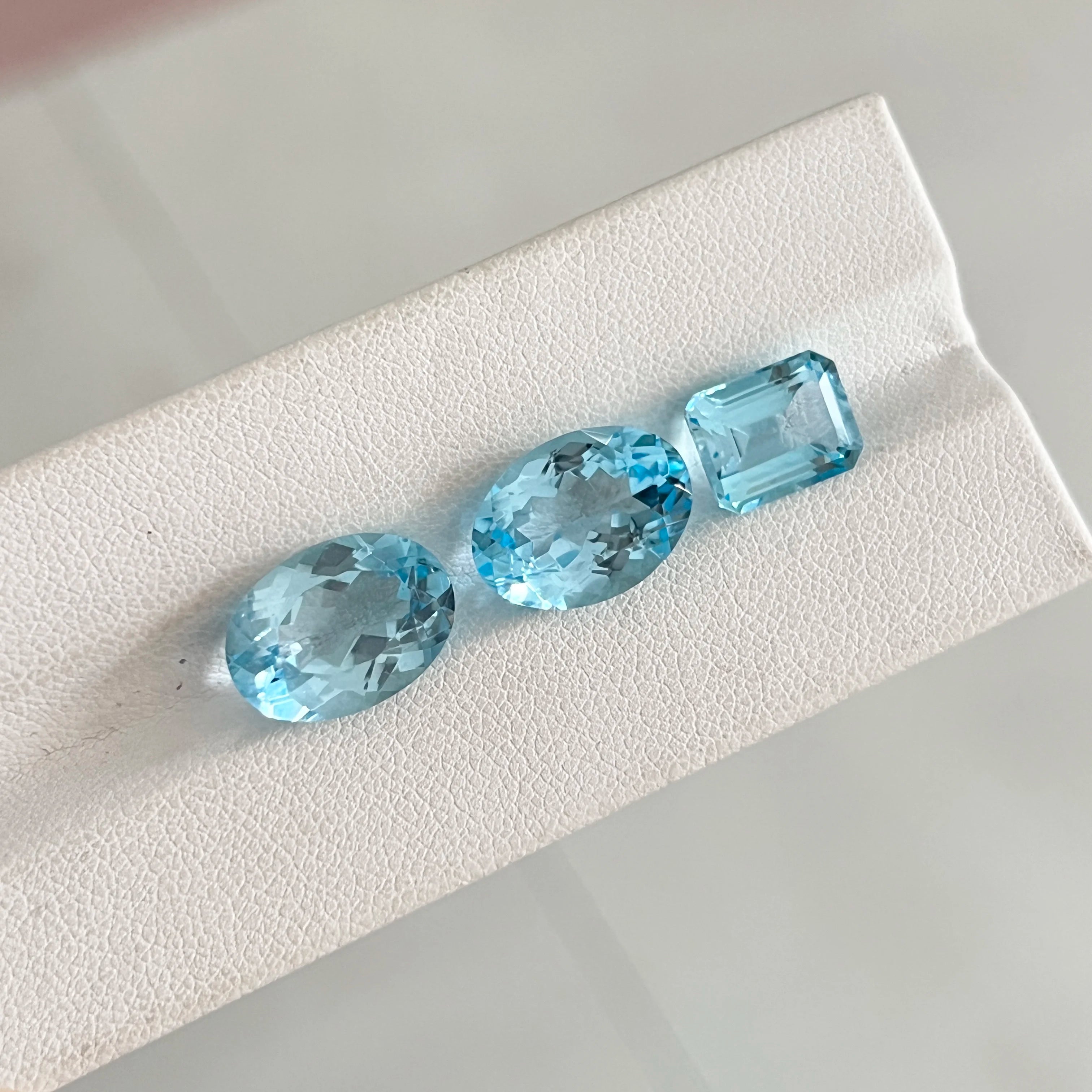 HQ GEMS Oval Cut Gemstones 10x14mm Natura Sky Blue Topaz Stone Price