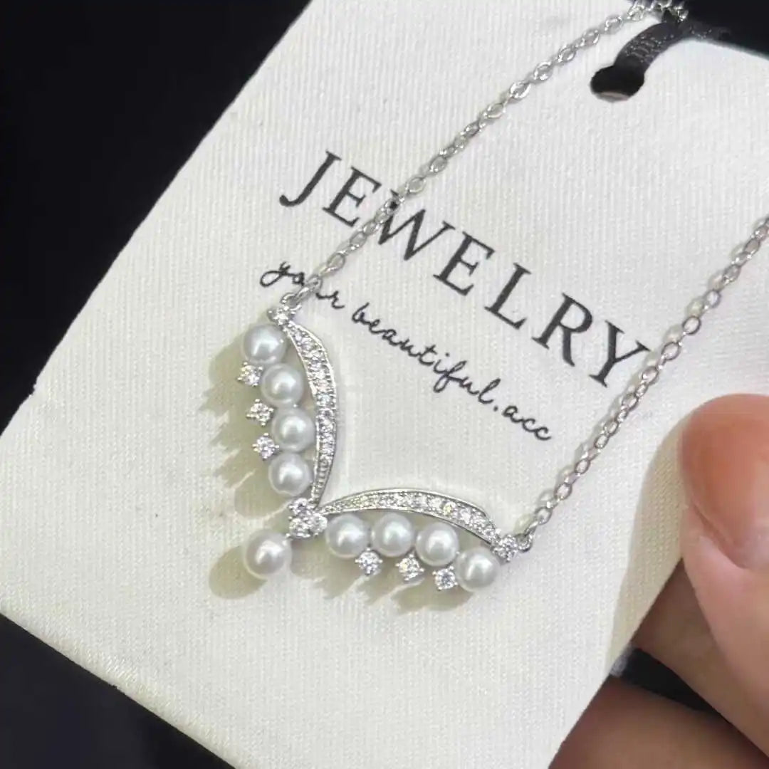 Newly Designed Dapeng Winged Pearl Inlaid Pendant Necklace with 4-5mm Natural White Bread Freshwater Pearl Necklace