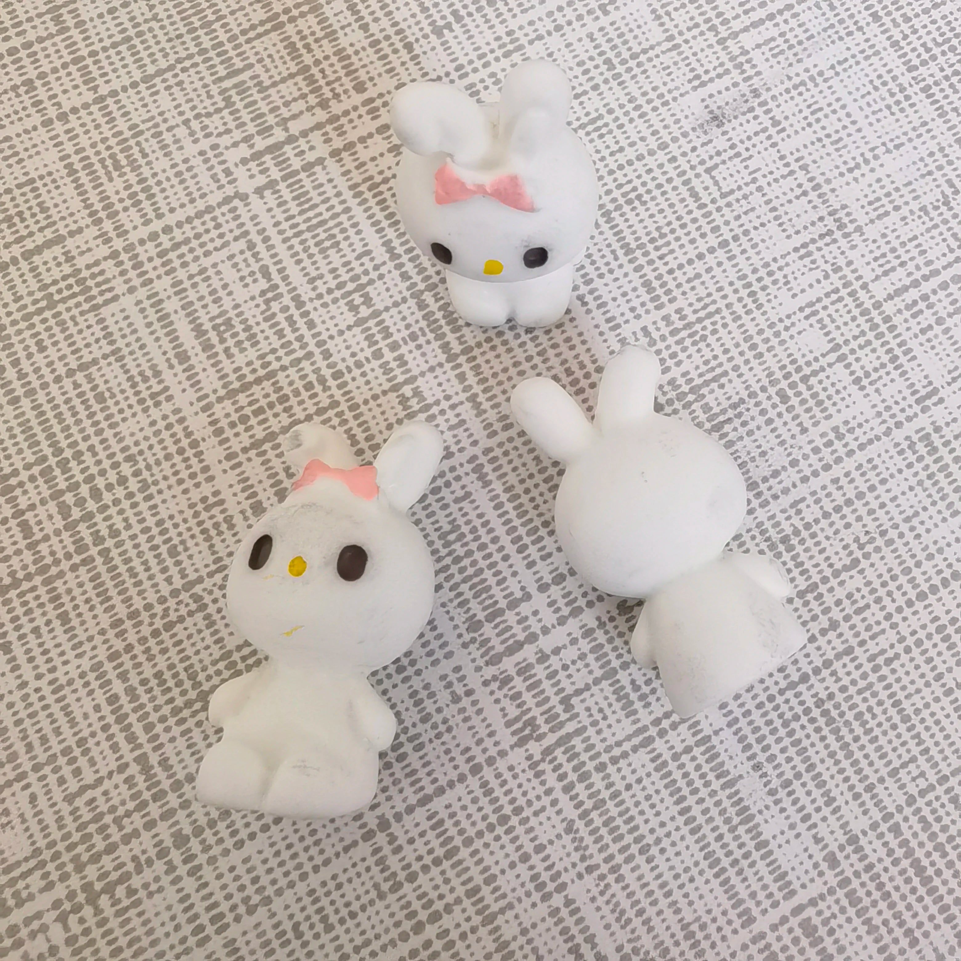 100Pcs 14*25MM 3D Mini Cute Resin Rabbits Crafts Charms Miniature Cartoon Rabbits Animals Ornaments for Scrapbooking Accessories