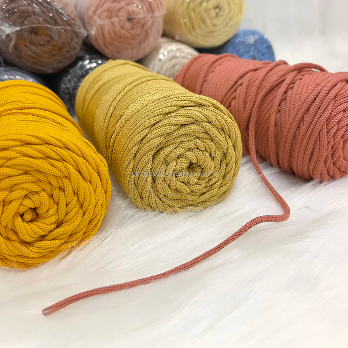 Premium Hand-Knitted Pet Toy Mat with Woven Cotton Rope 100% Polyester Yarn Dyed Pattern Fancy Style Circular Yarn