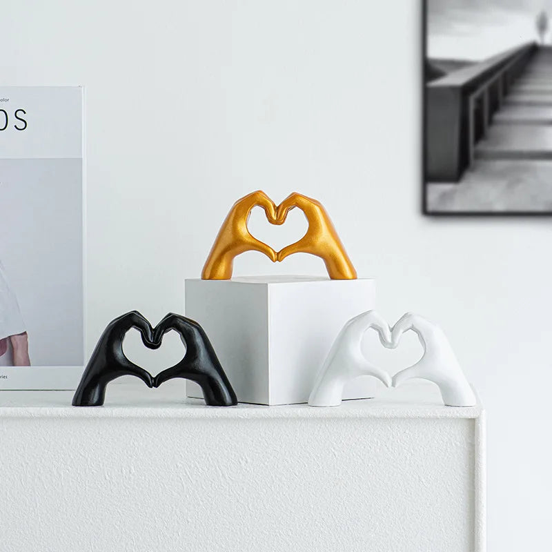 Modern Eco-Friendly Gold Gesture Ornament Resin Heart-Shape Decoration for Home Luxury Art Handicraft for Desktop Living Room
