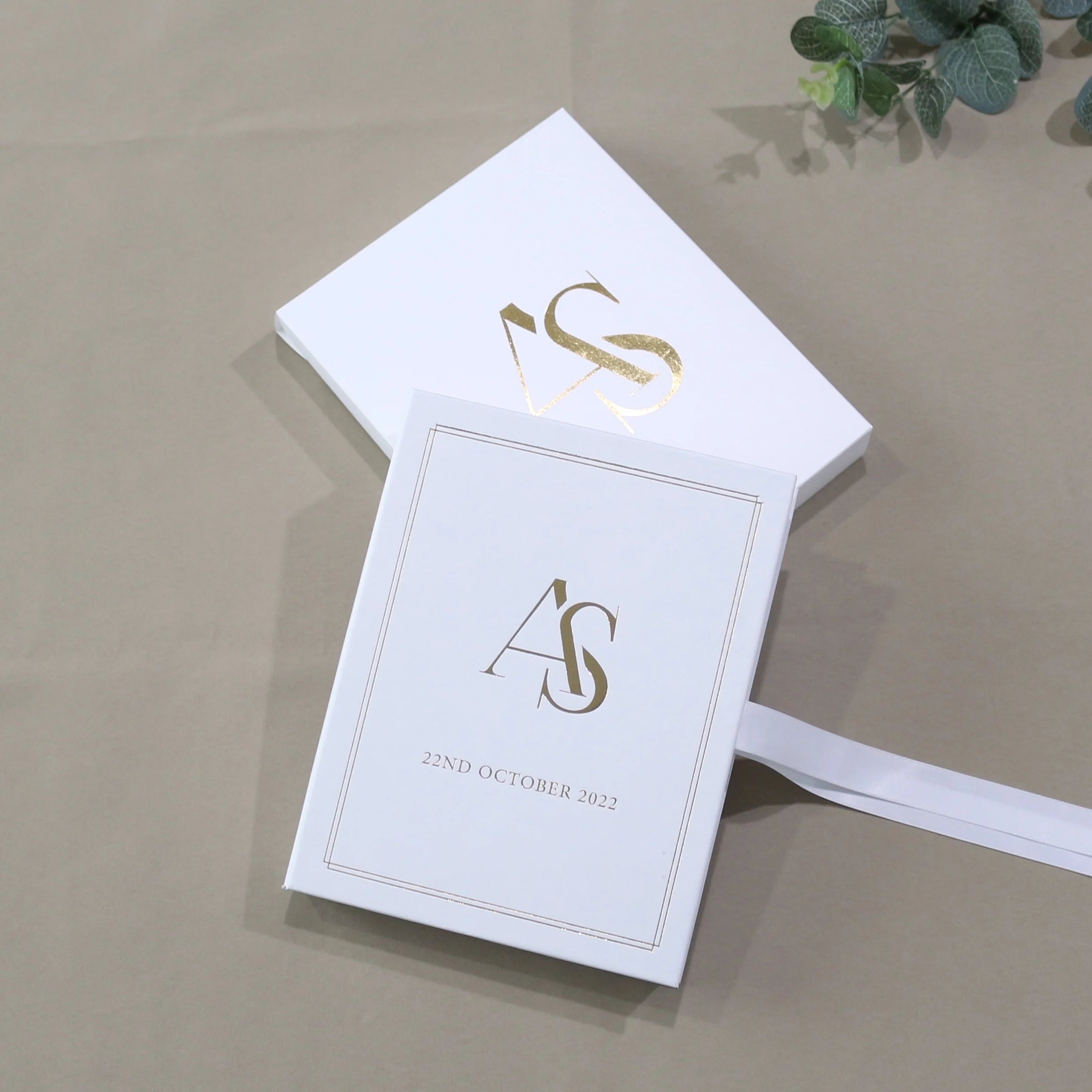 Wholesale Popular Clear Acrylic Cards with Gold Foil Luxury White Paper Hardcover Handmade Customized Wedding Invitation Boxes