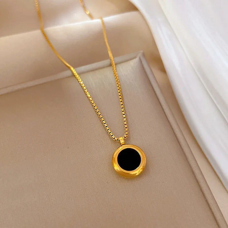 Fashion Women's Jewelry Stainless Steel Round Fritillary Chain 18K Gold Plated Geometric Pendant Necklace Wholesale Anniversary