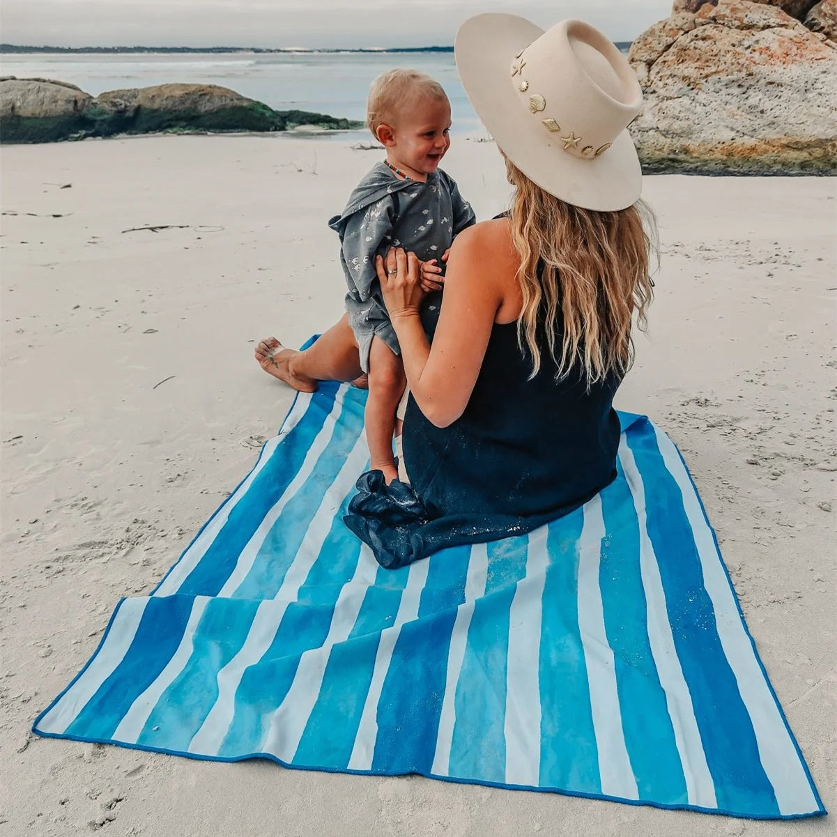 Hot Selling Custom Recycled Beach Towels Printed Sand Free Quick Dry Microfiber Swimming Beach Towels