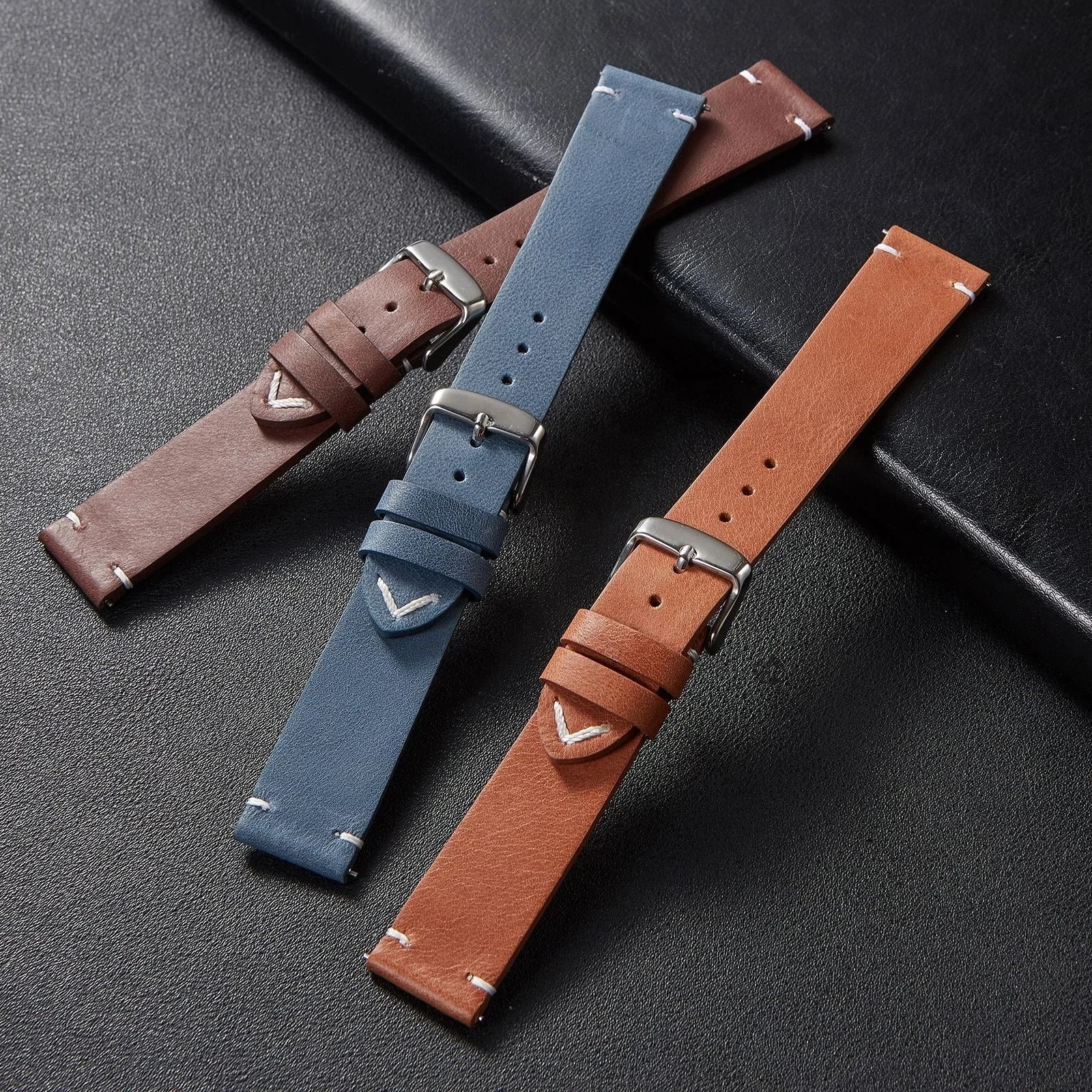 The new ultra-thin soft watch strap is made of genuine leather retro frosted leather and intelligent quick release watch strap