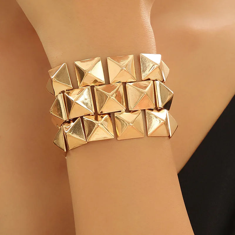 2023 New Arrival Fashion Jewelry Women's Gold Jewelry Arm Ring New Vintage Exaggerated Bohemian Gold Plated Bangle Bracelet