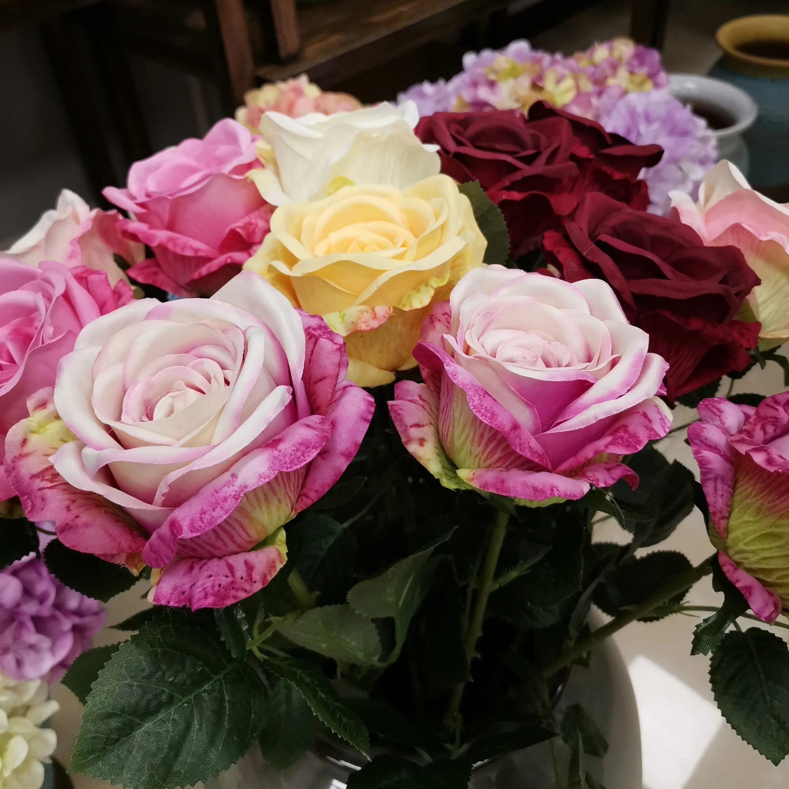 Customize Real Touch Graduated Velvet Silk Artificial Rose Flowers Stem Wedding & Easter Home Decoration