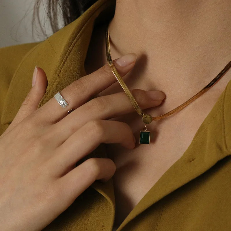 2022 Fashion New Stainless Steel 18K Gold Design High-end Light Luxury Retro Emerald Mini Single Diamond Choker Necklace