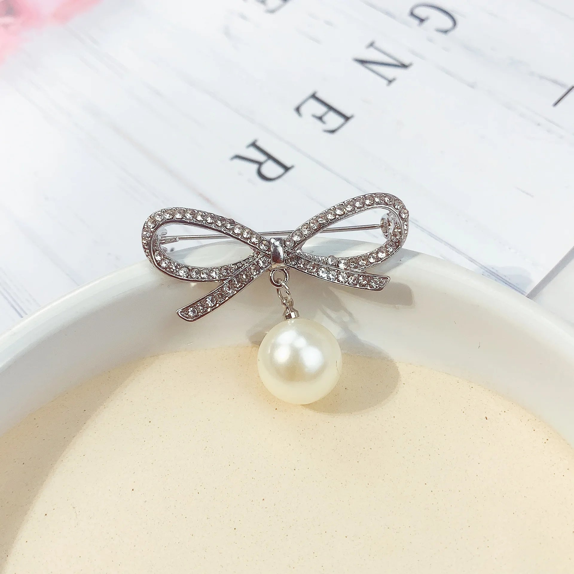 Bowknot Beads Simple Glossy Alloy Brooch for Women Suit Accessories Pearl Beads Pendant Elegant Party Brooch Sweater Pin Gift