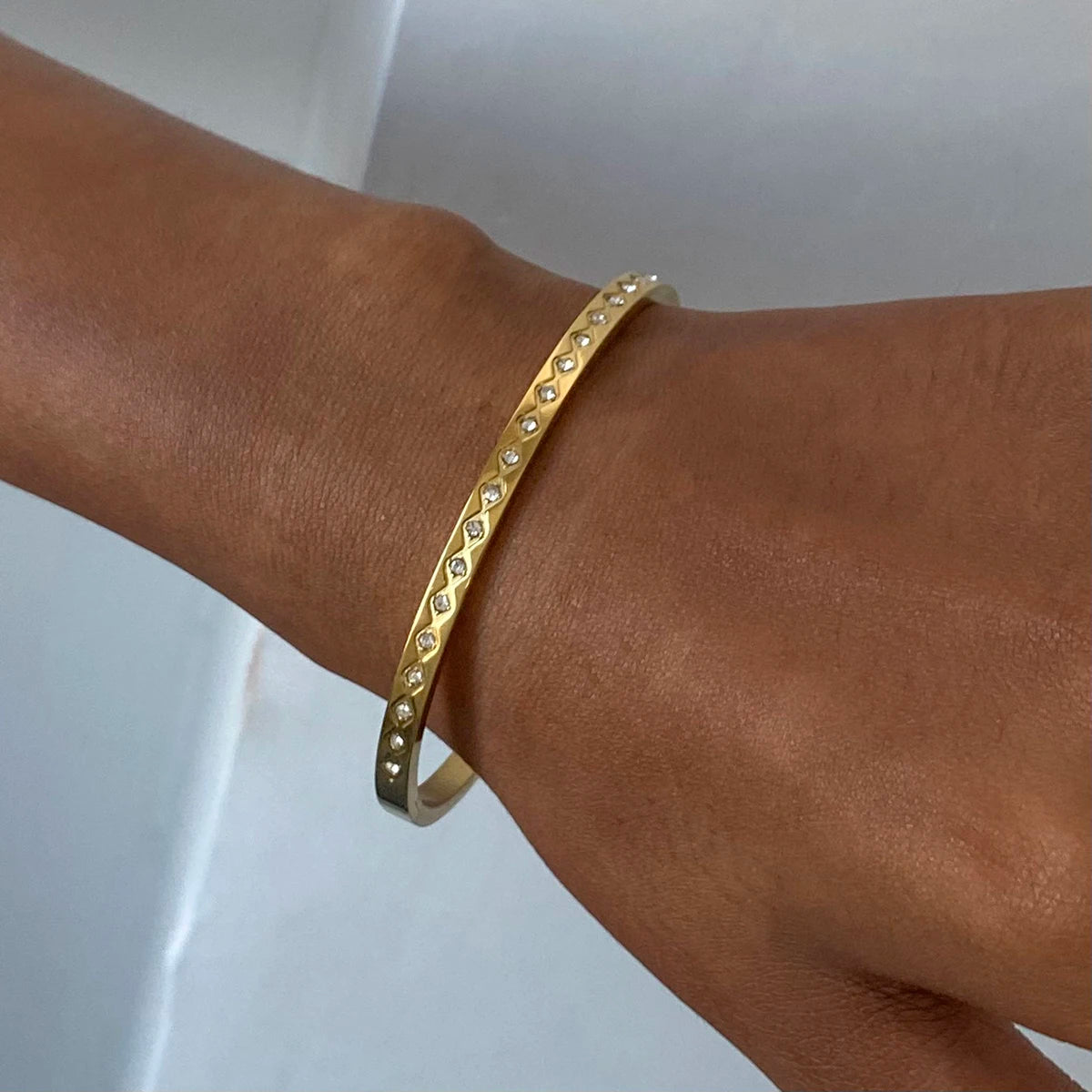 J&D 18k Gold Stainless Steel 4mm White Round Zircon Diamond Clasp Bangle Bracelet 50x60mm with Elegant Sparkle Design