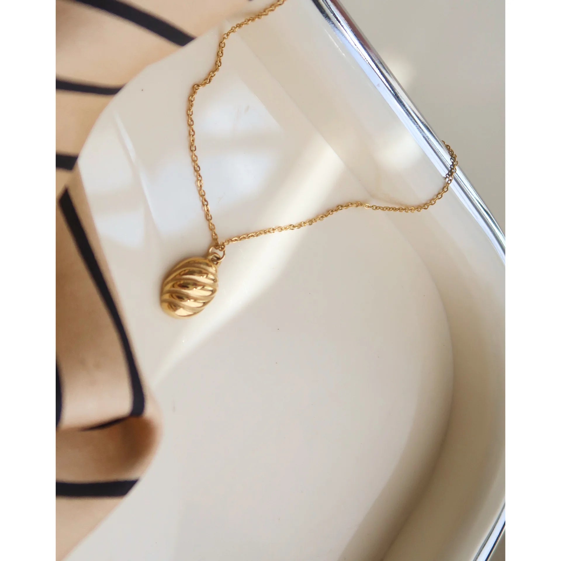New Arrival 18K Gold Plated Stainless Steel Minimalist Croissant Pendant Jewelry Necklace for Women